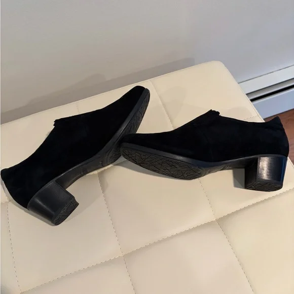 Munro black suede ankle booties - Picture 5 of 7